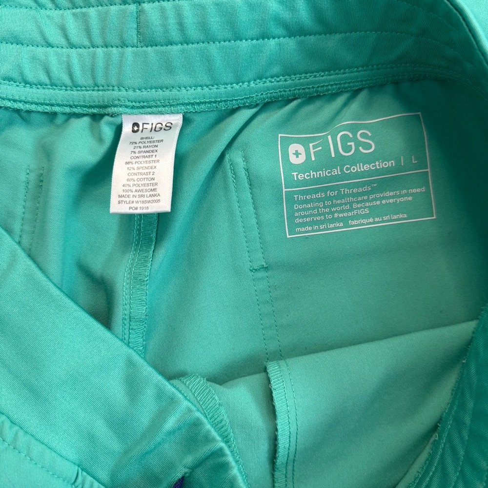 FIGS Surgical Green Scrub Set - Picture 7 of 10